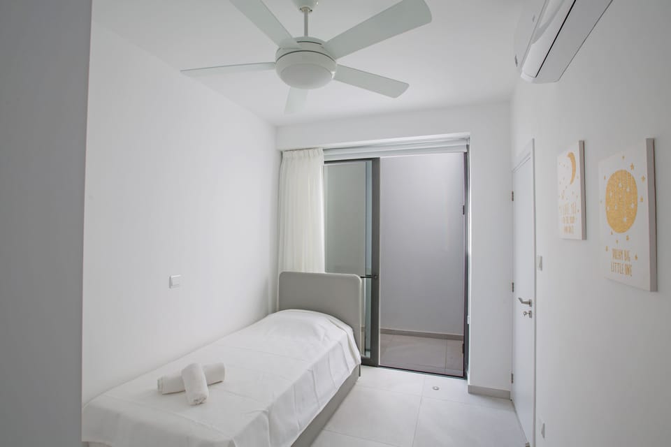 Bedroom 5, lower ground floor with en suite bathroom and single bed