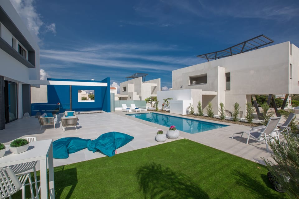 Garden with barbecue, seating area, sun loungers and private pool