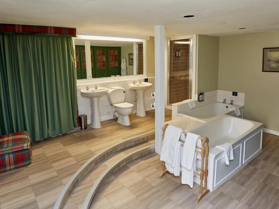The Master Bedroom | Bathroom | Combined shower/tub, free toiletries, slippers, towels