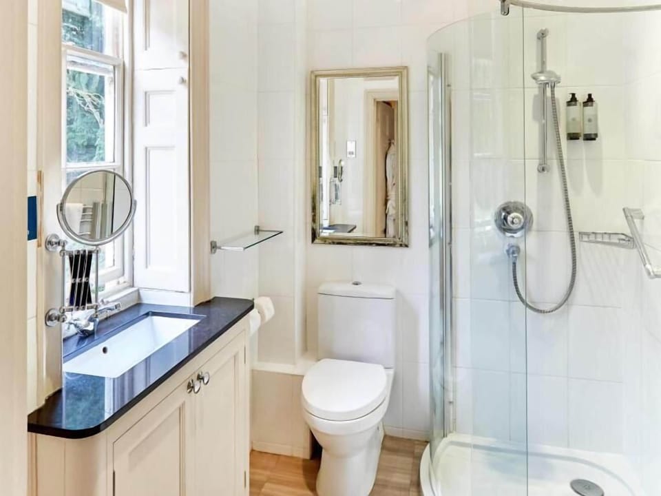 Superior Double Room | Bathroom | Combined shower/tub, free toiletries, slippers, towels