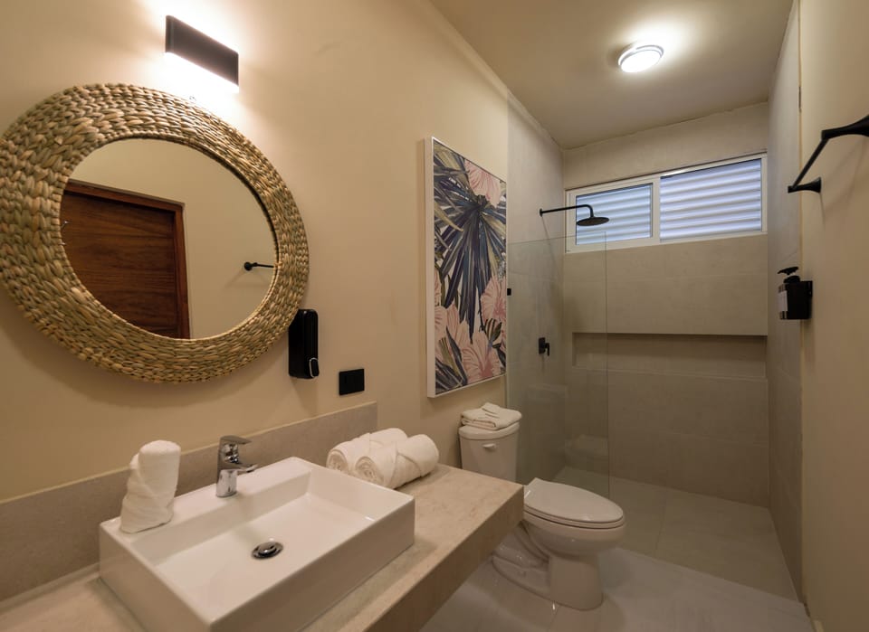Deluxe Room | Bathroom | Shower, rainfall showerhead, designer toiletries, hair dryer