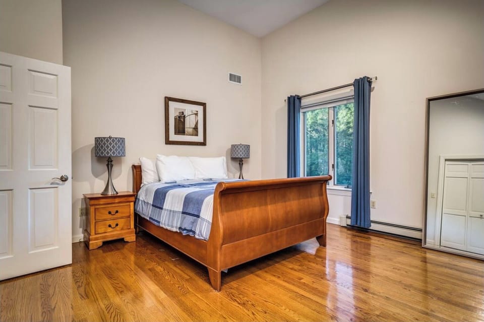 1st bedroom - queen size bed, 2nd floor