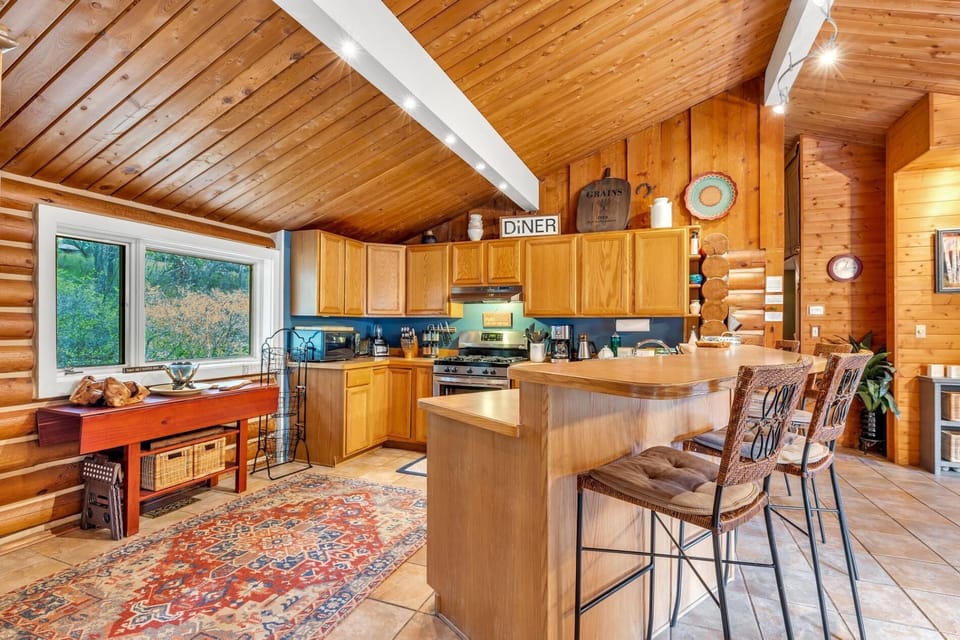 Open concept fully stocked kitchen and breakfast bar