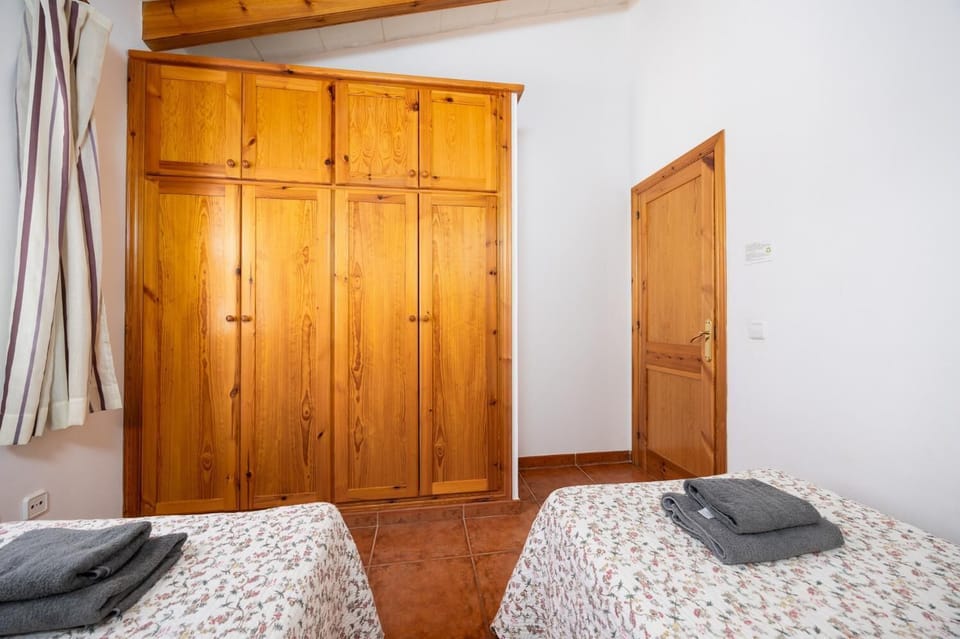 Twin bedroom with A/C