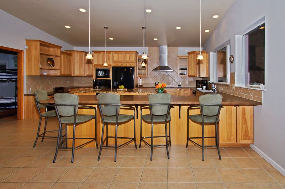 THE KITCHEN AND BAR
THE BAR SEATS 9 COMFORTABLY
5 on one side 4 on the opposite