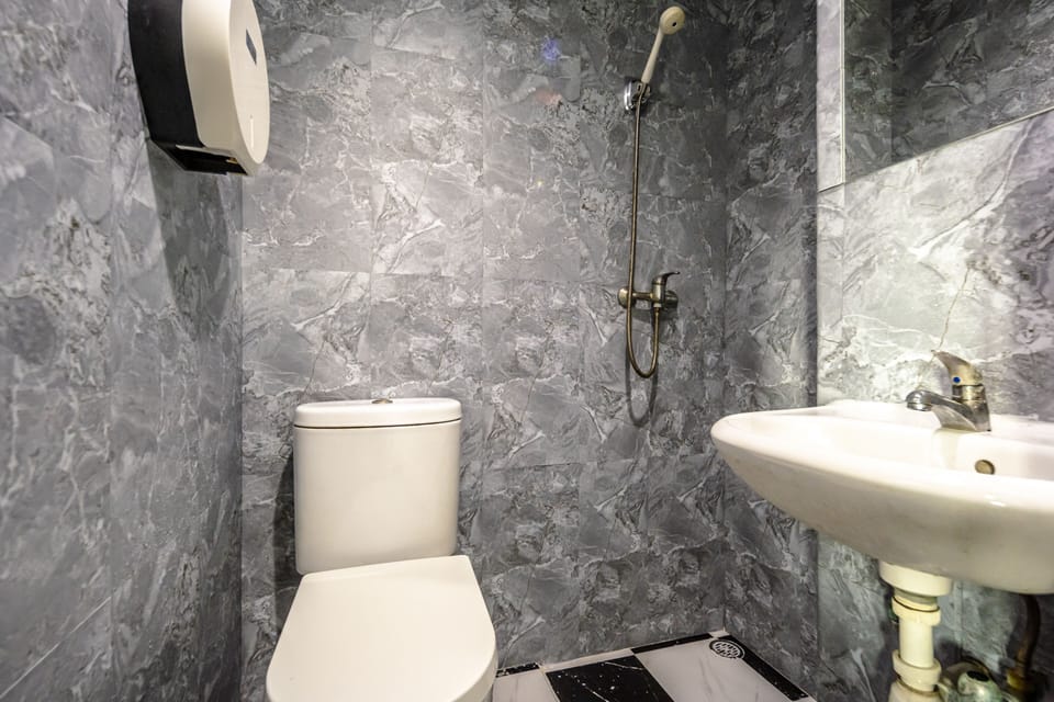 Superior Double Room | Bathroom | Shower, hydromassage showerhead, free toiletries, hair dryer