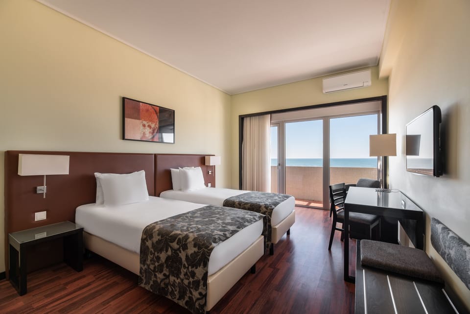 Deluxe Double Room (Frontal Sea View) | Minibar, in-room safe, desk, soundproofing