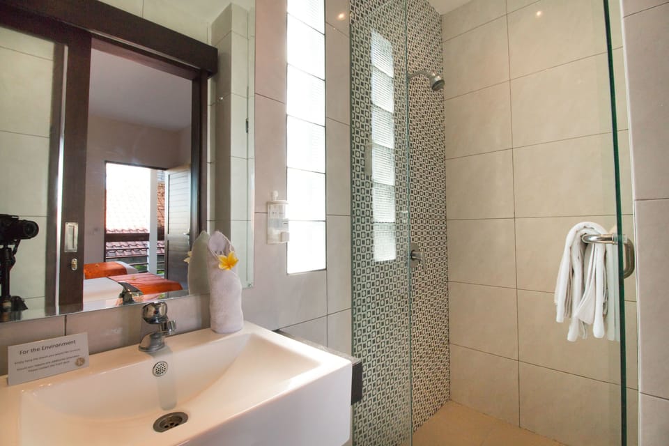 Superior Room | Bathroom | Shower, rainfall showerhead, hair dryer (on request), towels