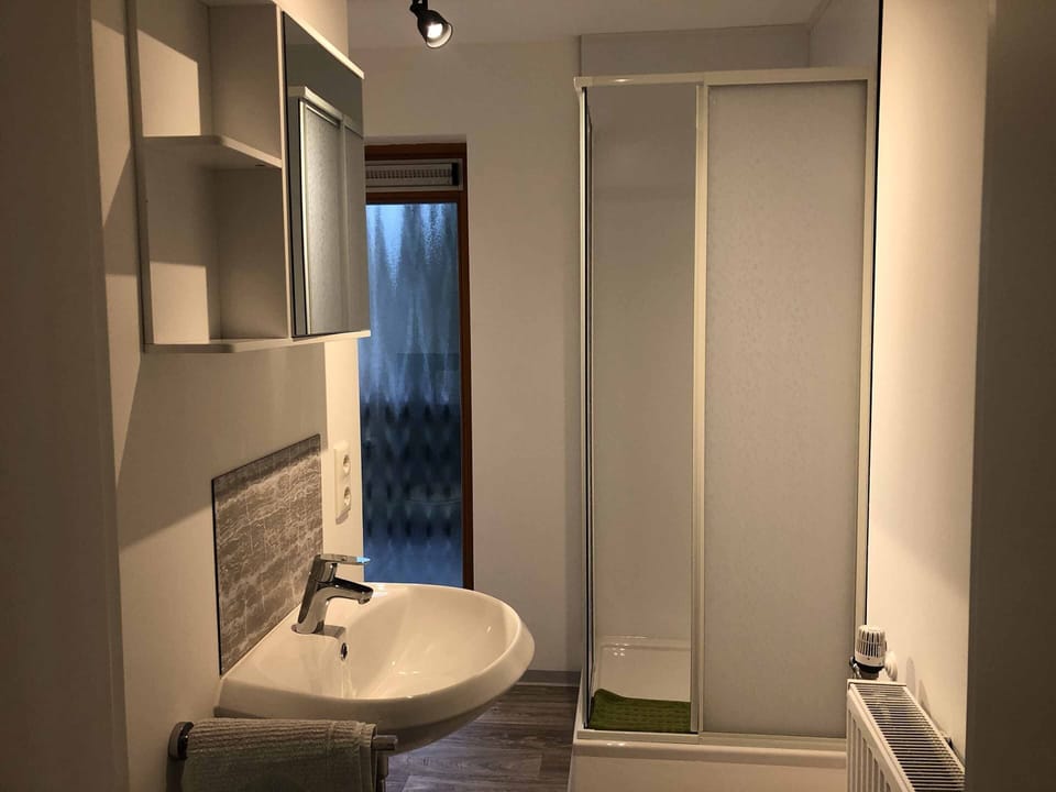 Double Room, Balcony | Bathroom | Shower, towels