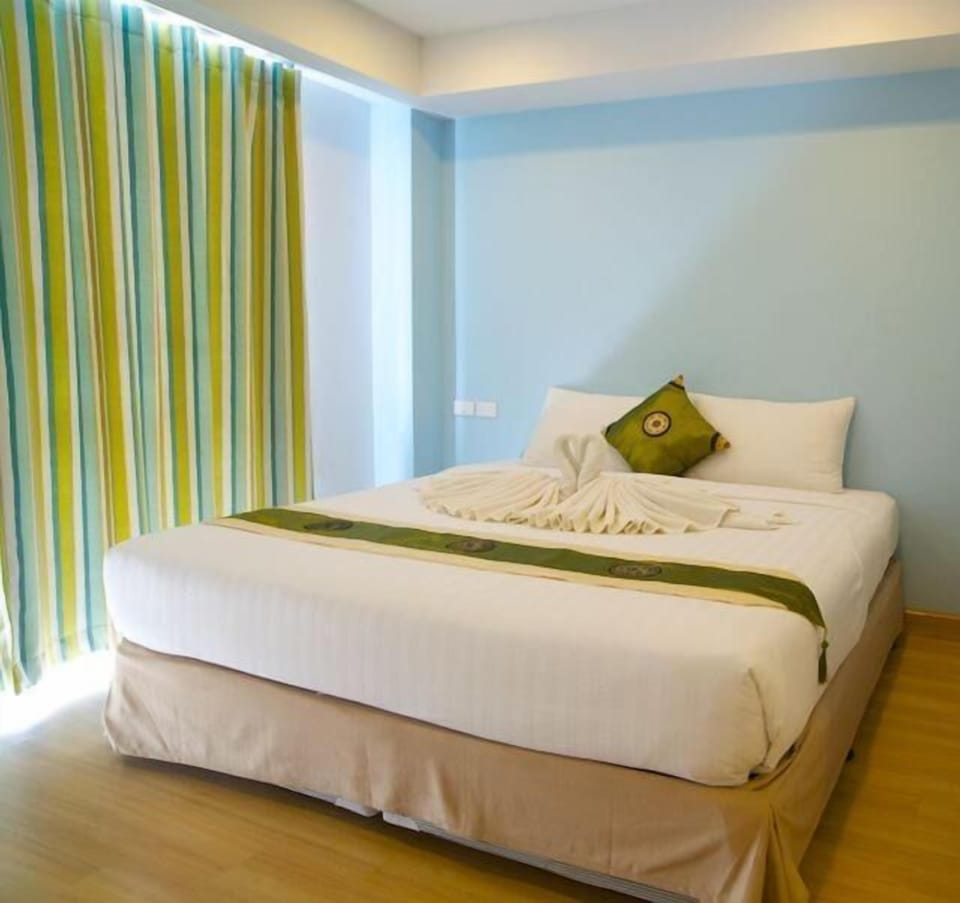 Minibar, in-room safe, desk, WiFi (free)