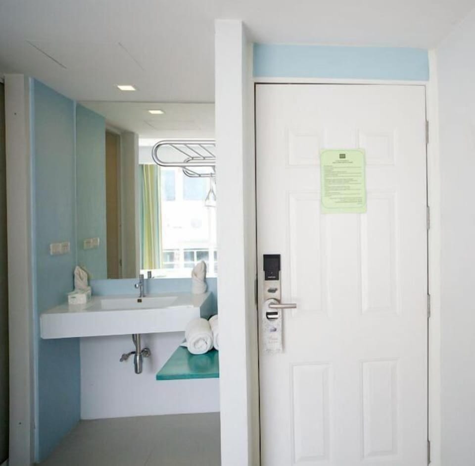 Shower, free toiletries, bidet, towels
