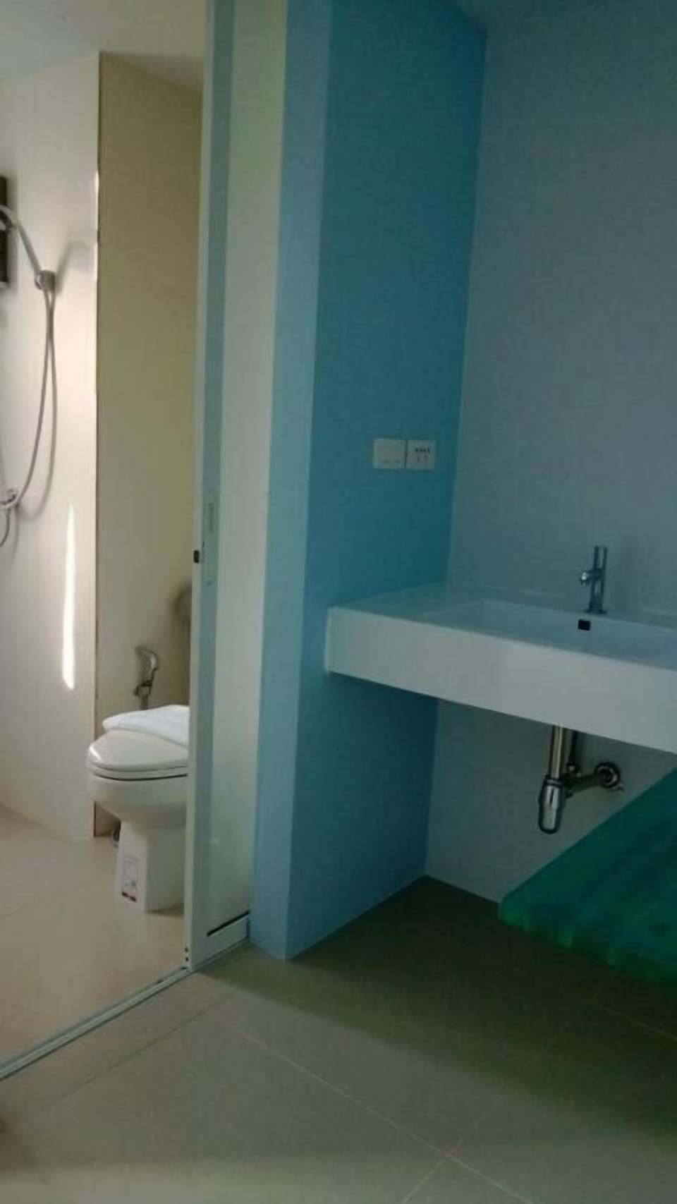 Shower, free toiletries, bidet, towels