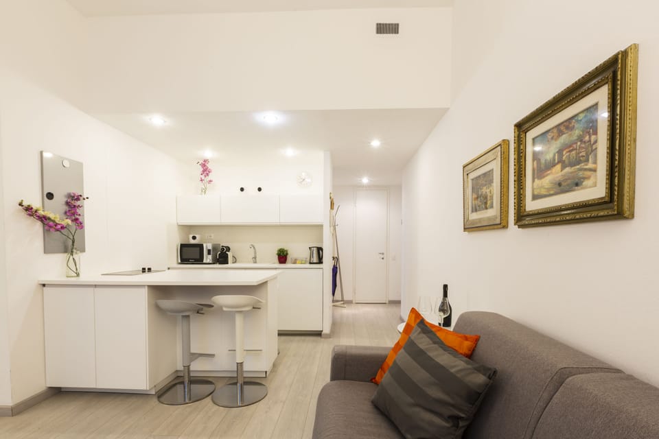 Apartment | Living area | Flat-screen TV