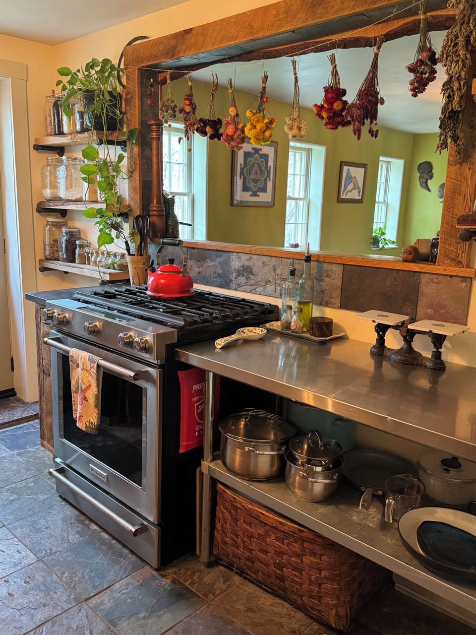 Pass through to Dining Room