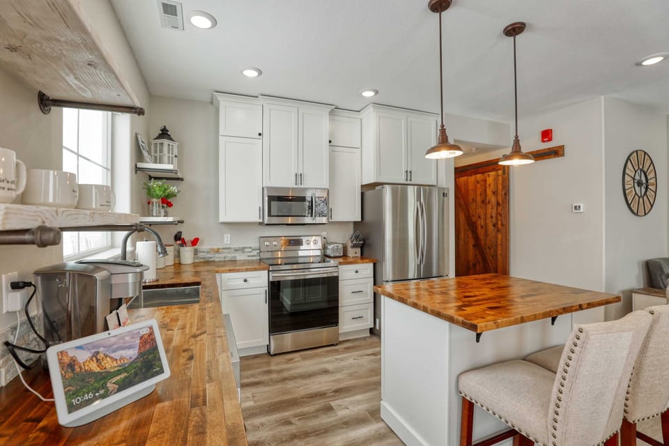 In our cozy smart kitchen you will have full access to all utensils, pots & pans, bowls & plates, coffee, a google show, and all the appliances. There is also a first aid kit in the island cabinet if needed.