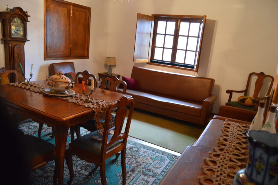 Sala de estar com janelas para o exteror 