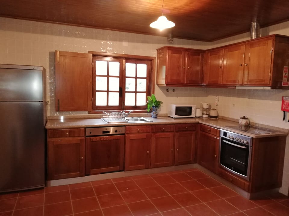 Cozinha moderna e devidamente equipada 