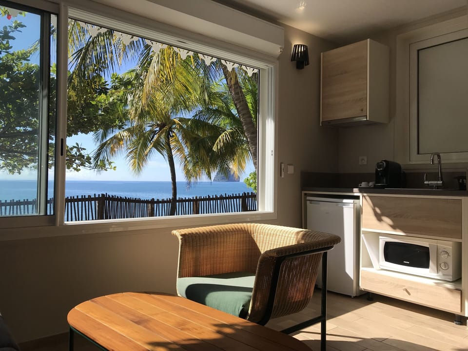 Bungalow plage | Private kitchenette | Fridge, microwave, oven, stovetop
