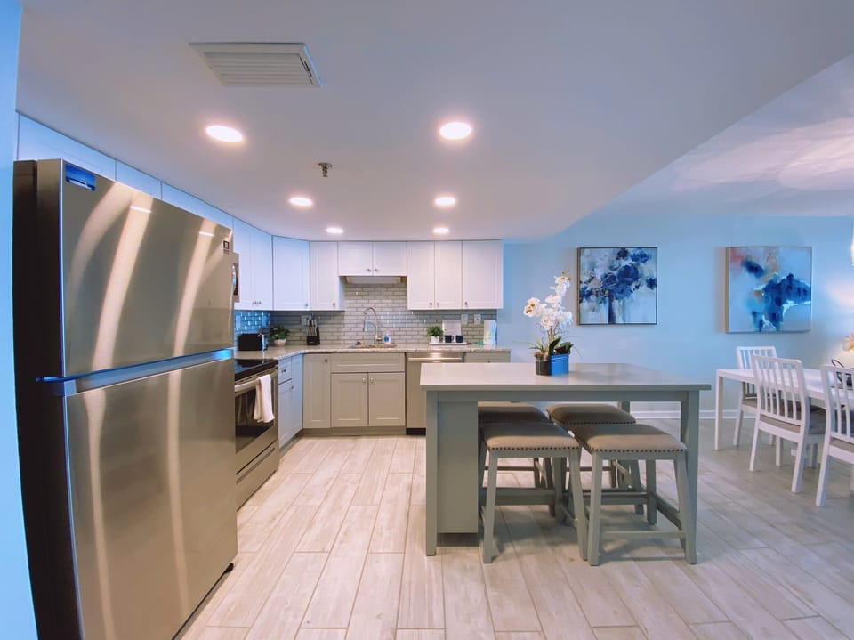 Gourmet Kitchen/Breakfast Island