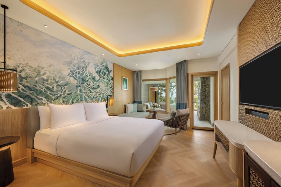 Premium Room, 1 King Bed, Terrace, Garden View | Minibar, in-room safe, desk, blackout drapes