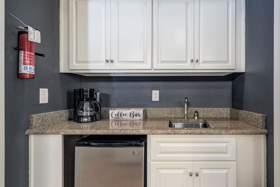 The 1st floor common area also features a coffee bar/ wet bar, very convenient for the guests staying on this level.