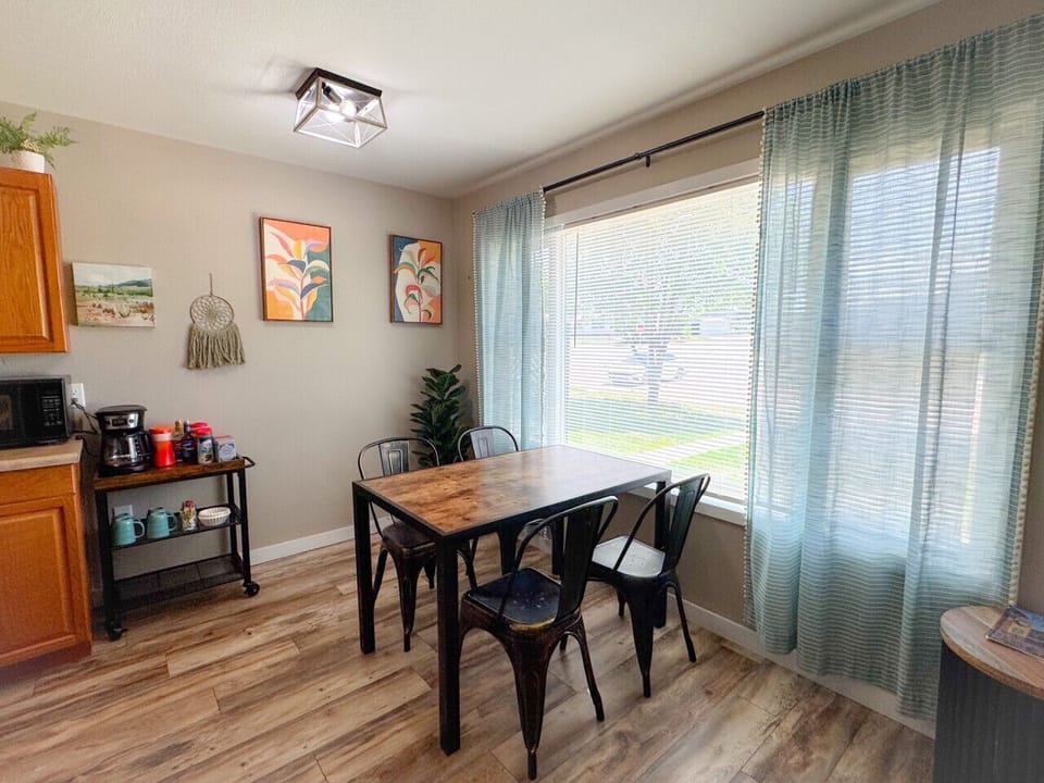 Dining for 4 with lots of natural light!