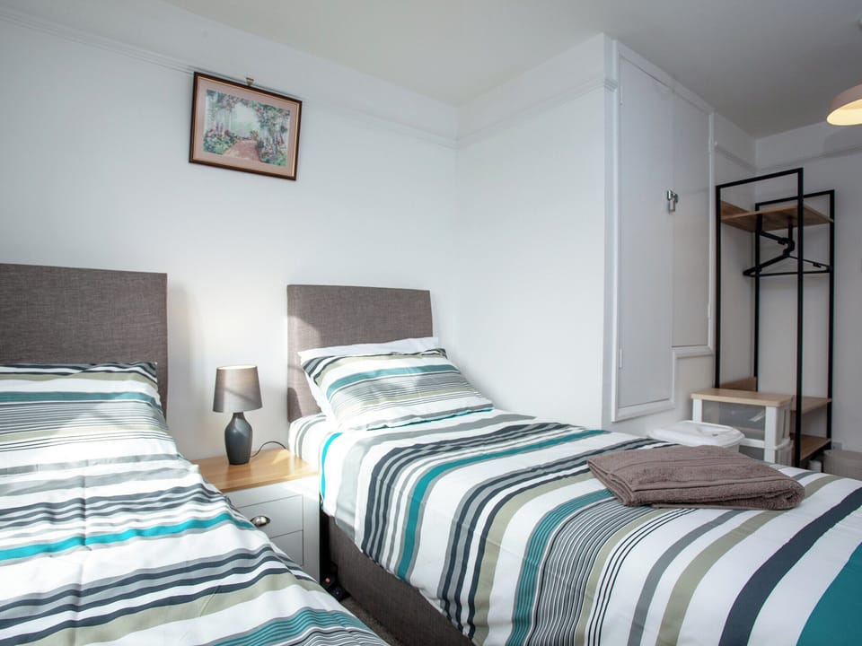 Twin bedroom | Garden Cottage, Kingsbridge