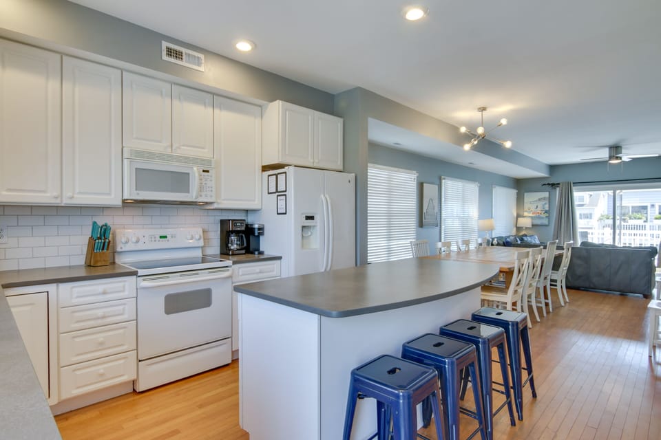 Kitchen | Toaster Oven | Keurig & Drip Coffee Makers