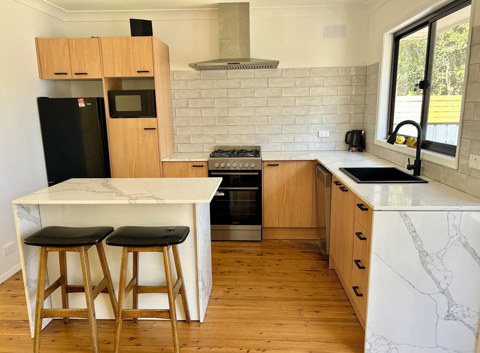 Fully equipped kitchen including dishwasher