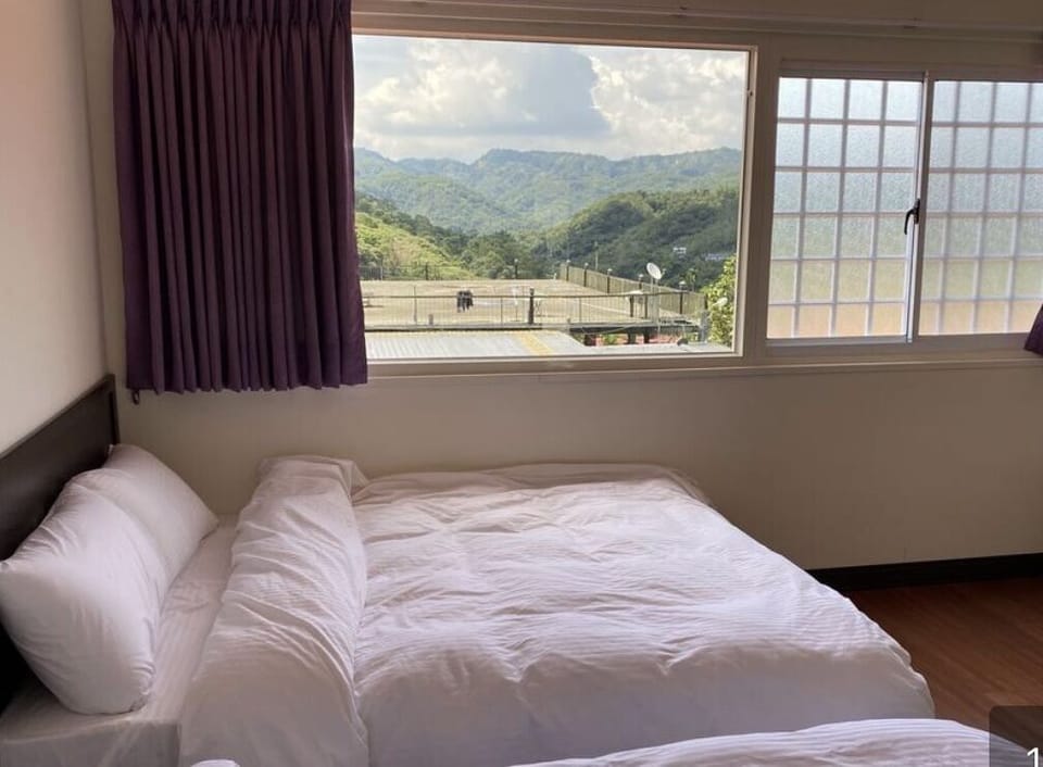 Family Room | Premium bedding, desk, bed sheets