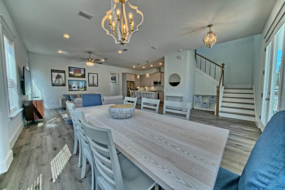 Seating for 8 at this beautiful dining area