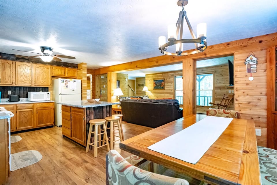 Main Level Dining Area 