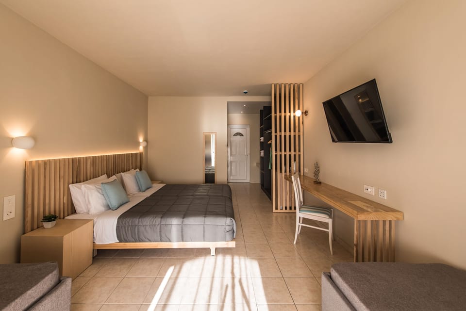 Deluxe Studio Suite, 1 Bedroom, Garden View | Desk, soundproofing, bed sheets