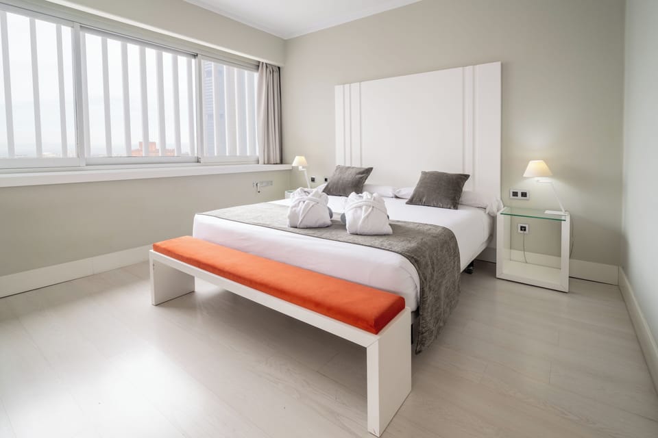 Junior Suite | Minibar, in-room safe, desk, blackout drapes