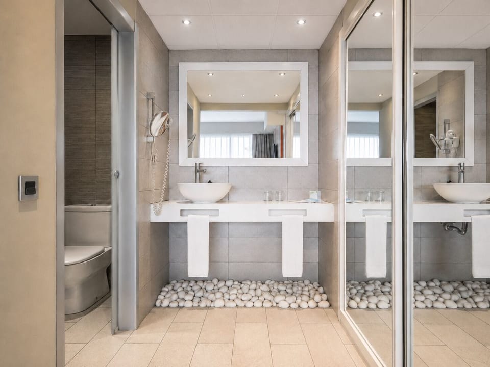 Junior Suite | Bathroom | Combined shower/tub, deep soaking tub, eco-friendly toiletries