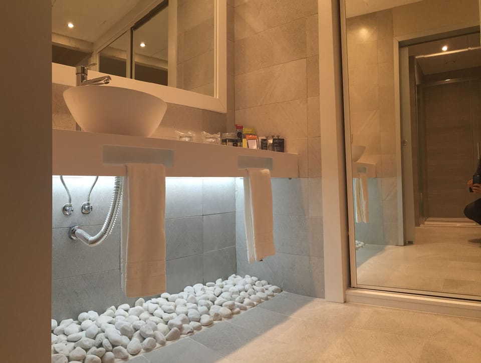 Junior Suite | Bathroom | Combined shower/tub, deep soaking tub, eco-friendly toiletries