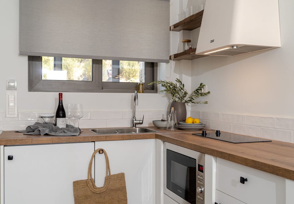 Deluxe Suite, Sea View | Private kitchen | Mini-fridge, stovetop, electric kettle, cookware/dishes/utensils