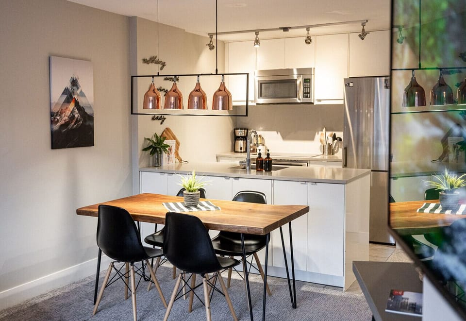 A fully equipped kitchen for all your cooking needs. Cooking oil and basic spices supplied, as well as coffe, tea and sugar. `Great place to stay, close to everything and able to walk everywhere.`- Tam