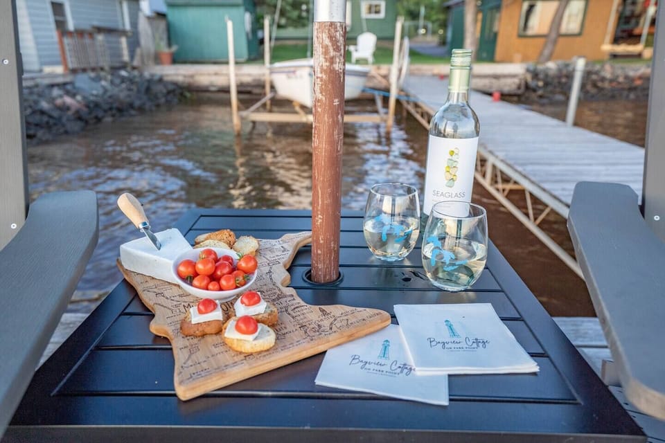 Wine and snacks on the water? Yes please!