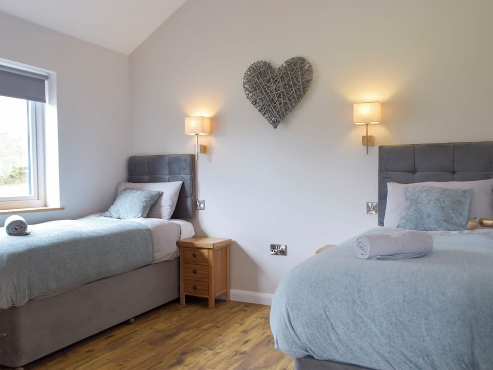 Twin bedroom | Cadno - Glanyrafon Lodges, Cwrt Newydd, near Llandysul