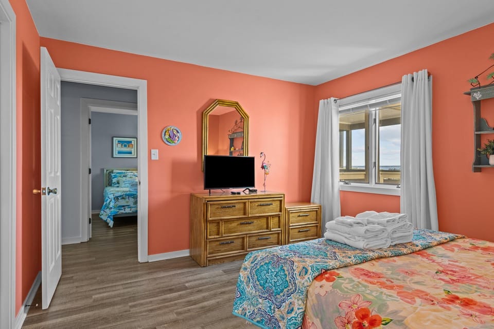 Bedroom 2 w/ Queen Bed