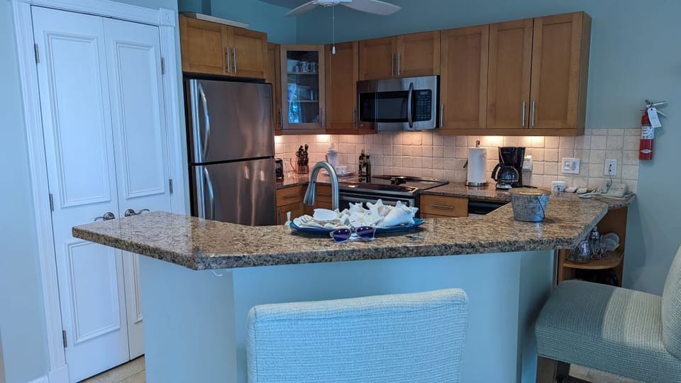 Fully equipped kitchen with snack bar seating