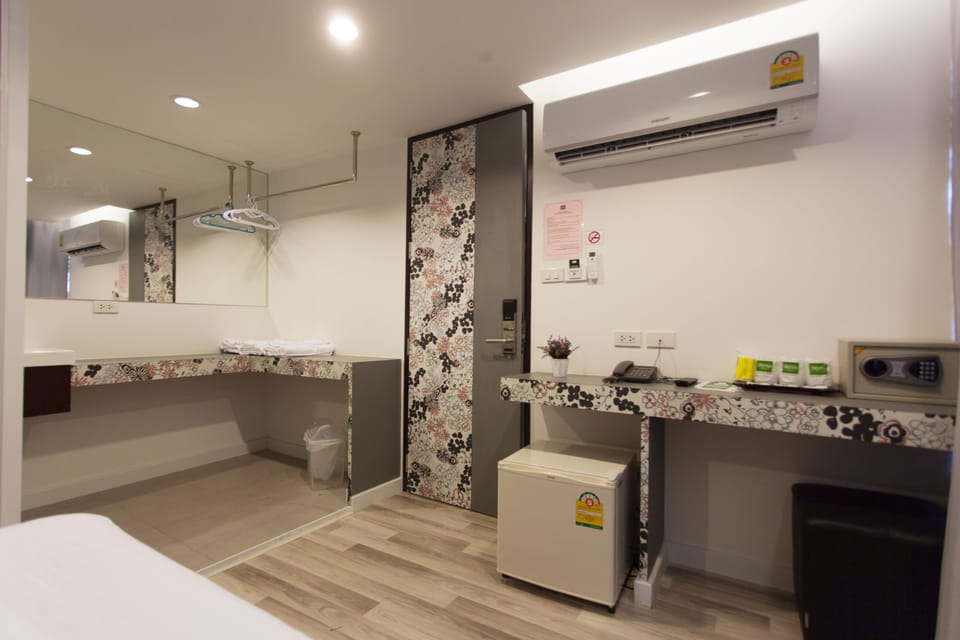 Standard Room, 1 Queen Bed | In-room safe, free WiFi, bed sheets