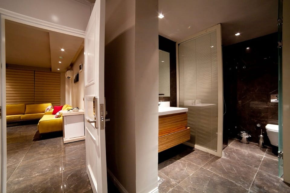 Executive Suite | Premium bedding, memory foam beds, minibar, individually decorated