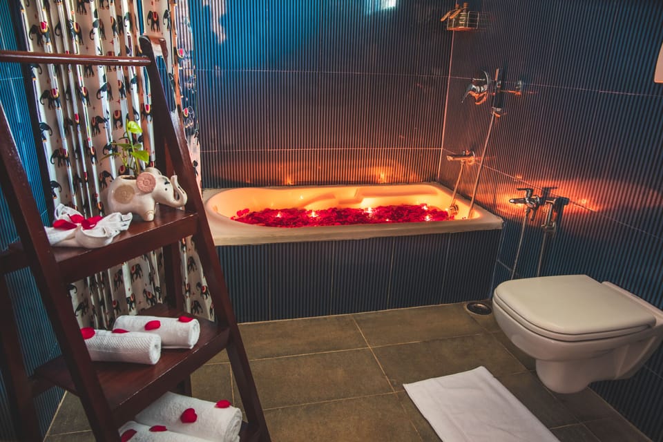 Tuskers Club | Bathroom | Shower, towels