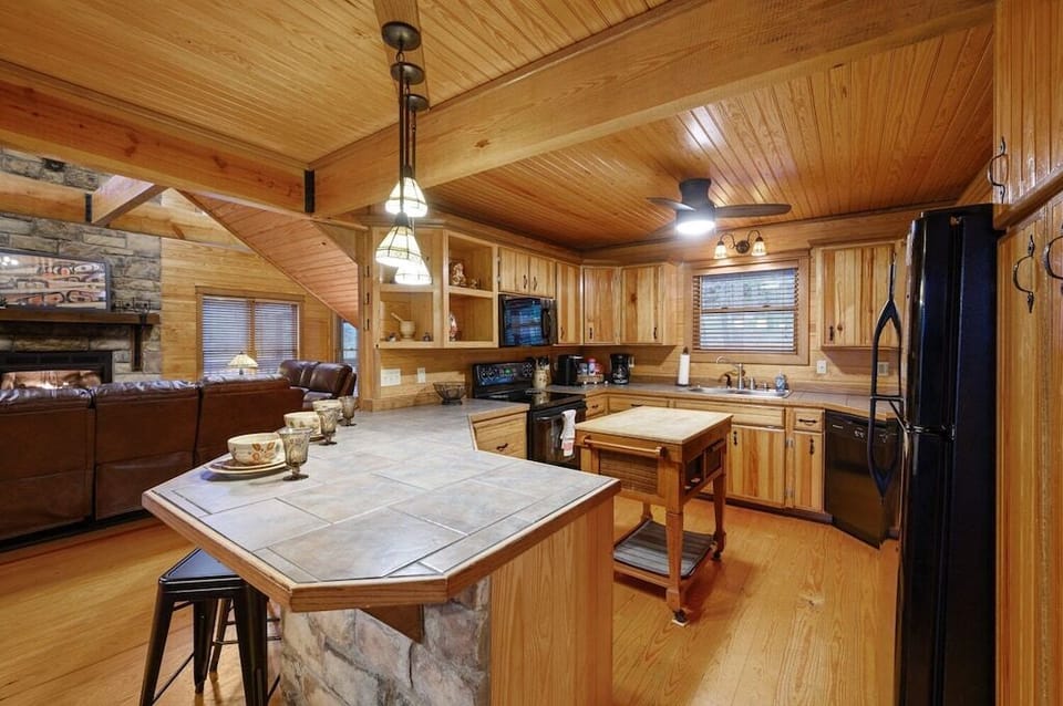 Kitchen w/island and bar