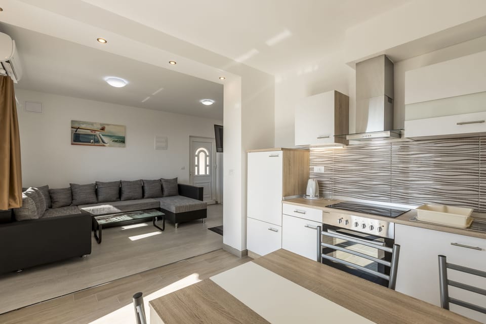 House | Private kitchen | Fridge, microwave, oven, stovetop