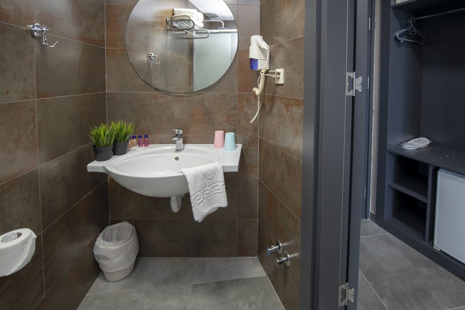 Panoramic Room | Bathroom | Shower, rainfall showerhead, hair dryer, slippers