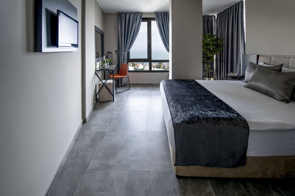 Panoramic Room | Minibar, in-room safe, desk, laptop workspace