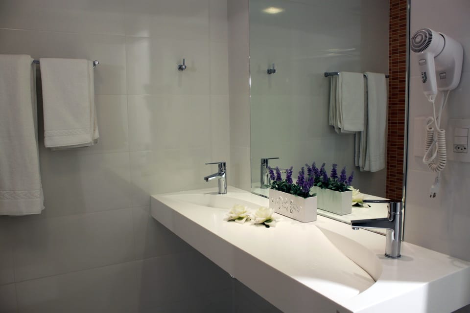 Luxury Suite, 1 King Bed, Hot Tub | Bathroom | Shower, free toiletries, hair dryer, towels